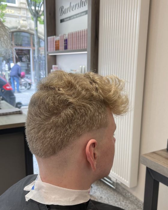 Blondes Deckhaar mit Struktur und kurzen Seiten