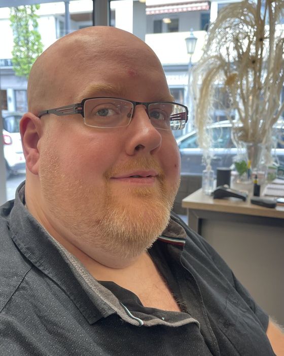 Kunde mit Brille nach dem Haarschnitt im Salon