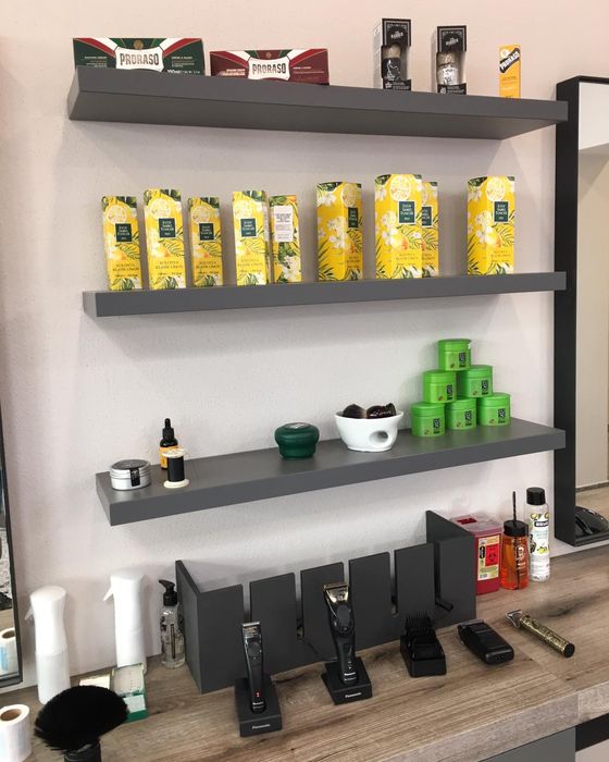 Regal mit Pflege- und Stylingprodukten