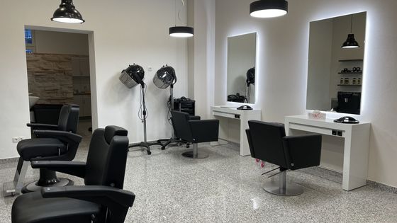 Bedienplätze mit Spiegeln und Trockenhauben im Friseursalon IBO