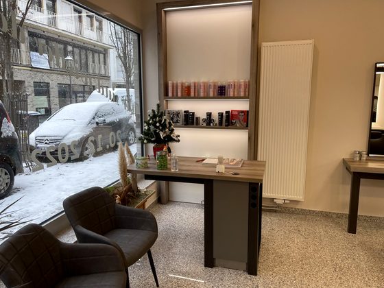 Wartebereich mit Sesseln und Blick auf die Straße