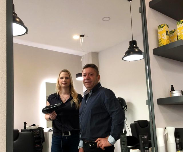 Das Team des Friseursalons IBO im Spiegel des Salons